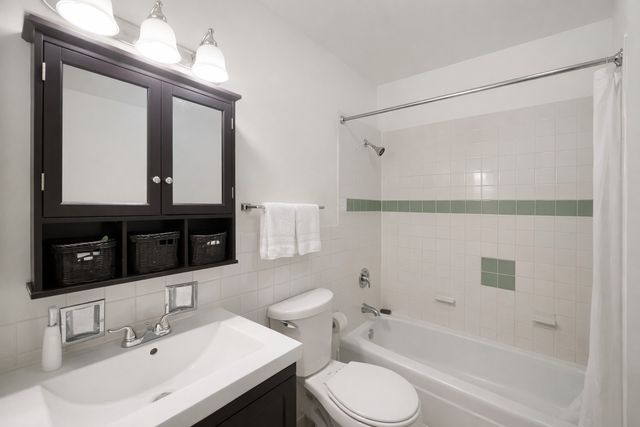 7306 N WINCHESTER Avenue 205, Chicago, IL 60626