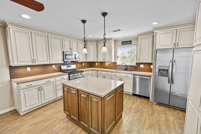 207 N Sand Street, Comanche, TX 76442
