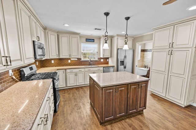 207 N Sand Street, Comanche, TX 76442