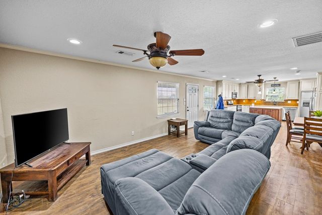 207 N Sand Street, Comanche, TX 76442