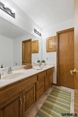 13532 Boyd Street, Omaha, NE 68164