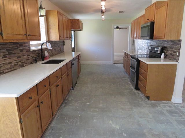 10 Forrest Lane, Angleton, TX 77515