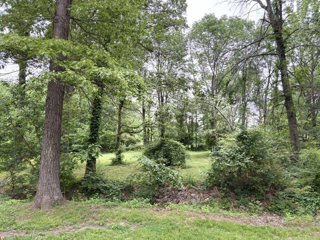 104 W Longview Dr, Portland, TN 37148