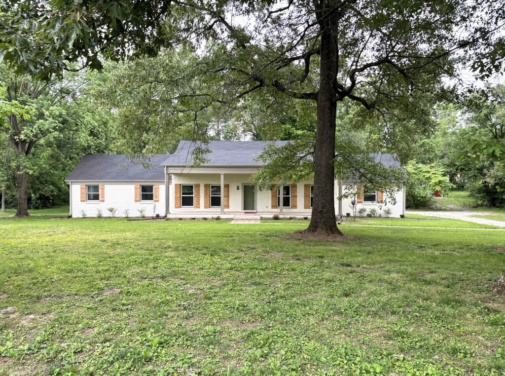 104 W Longview Dr, Portland, TN 37148