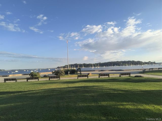 10 Harbour Lane 4B, Oyster Bay, NY 11771