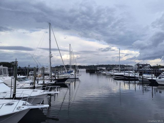 10 Harbour Lane 4B, Oyster Bay, NY 11771
