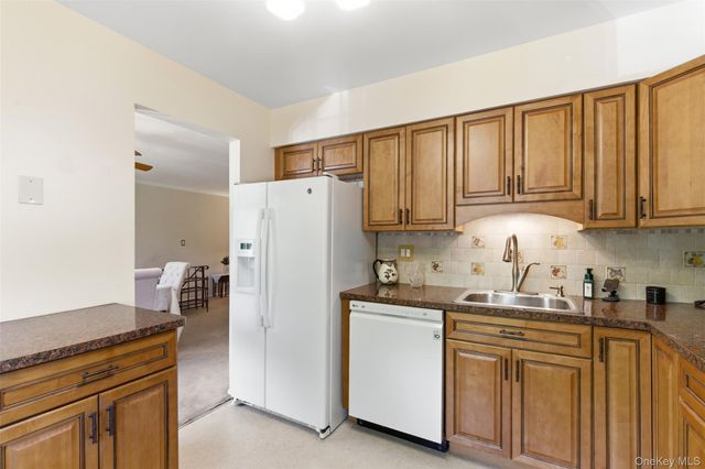 10 Harbour Lane 4B, Oyster Bay, NY 11771