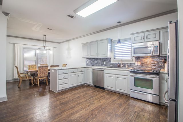 9804 Durham Avenue, Lubbock, TX 79424