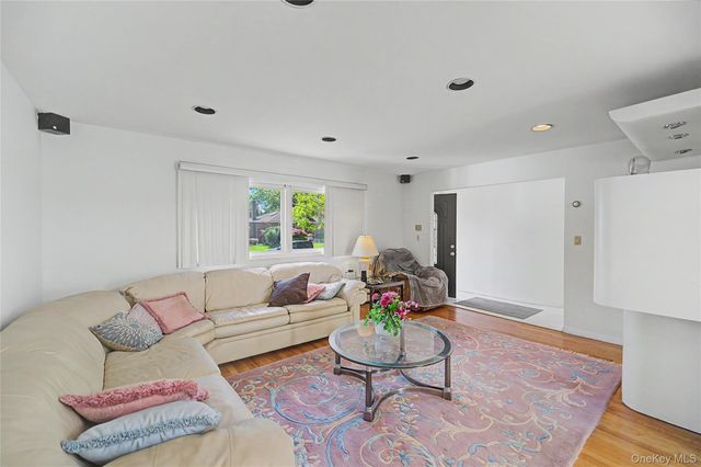 205 Halsey Avenue, Jericho, NY 11753