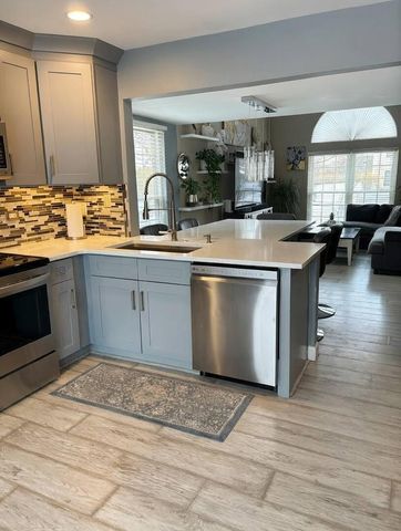 1906 Ozark Parkway, Algonquin, IL 60102