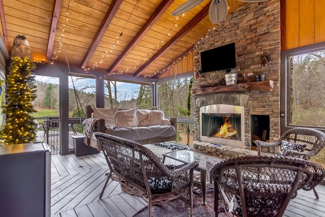 960 Coles Crossing Road, Mineral Bluff, GA 30559