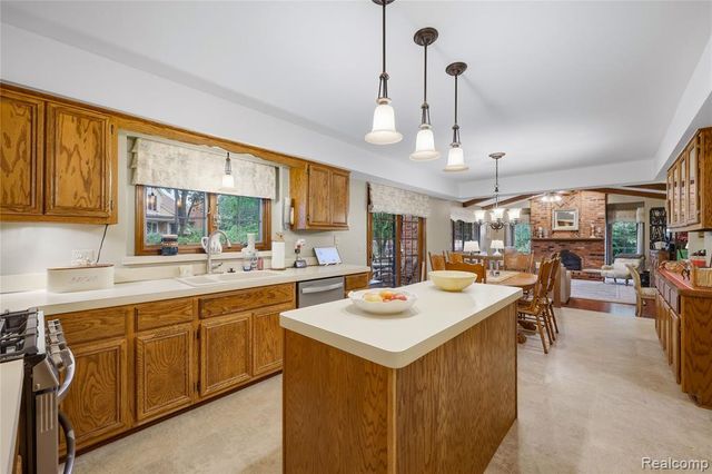 4735 Bentley Drive, Troy, MI 48098