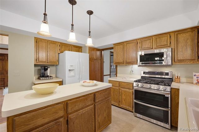 4735 Bentley Drive, Troy, MI 48098