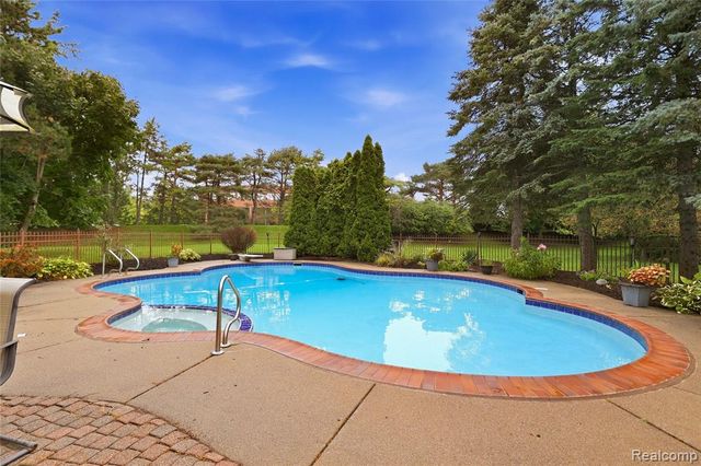 4735 Bentley Drive, Troy, MI 48098