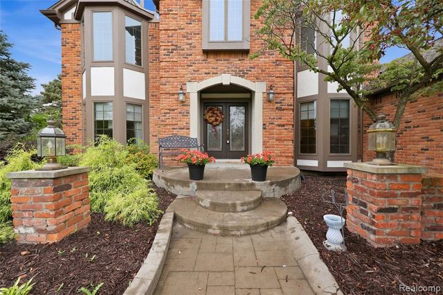 4735 Bentley Drive, Troy, MI 48098