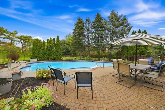 4735 Bentley Drive, Troy, MI 48098