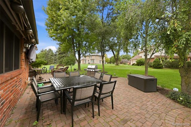 4735 Bentley Drive, Troy, MI 48098