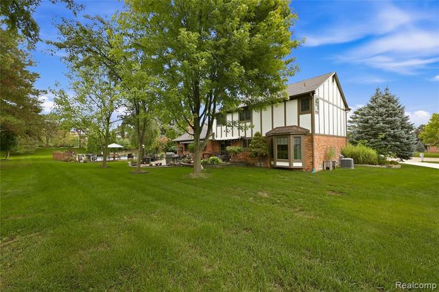 4735 Bentley Drive, Troy, MI 48098