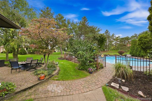 4735 Bentley Drive, Troy, MI 48098