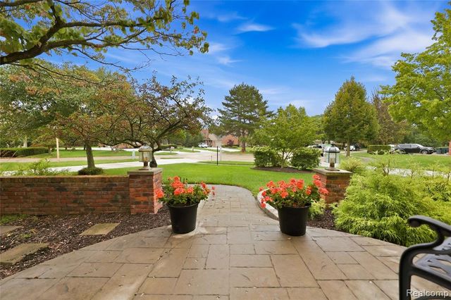 4735 Bentley Drive, Troy, MI 48098
