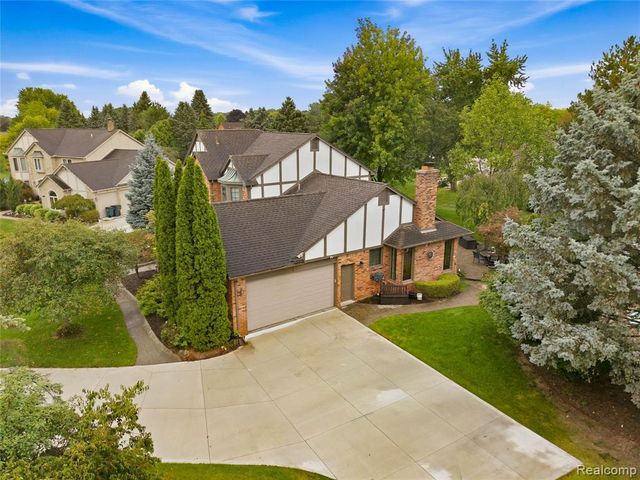 4735 Bentley Drive, Troy, MI 48098