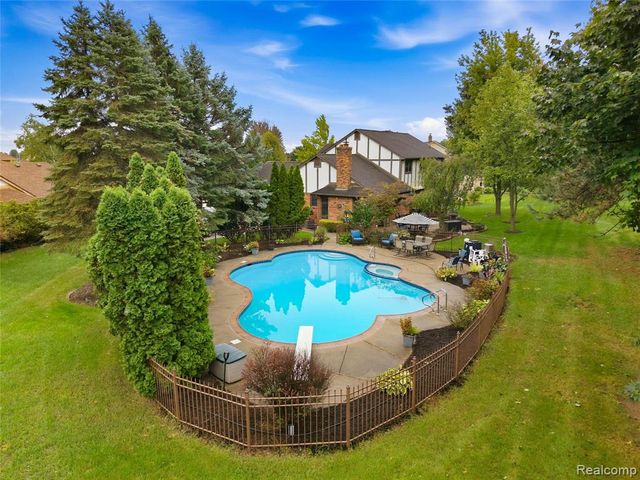 4735 Bentley Drive, Troy, MI 48098