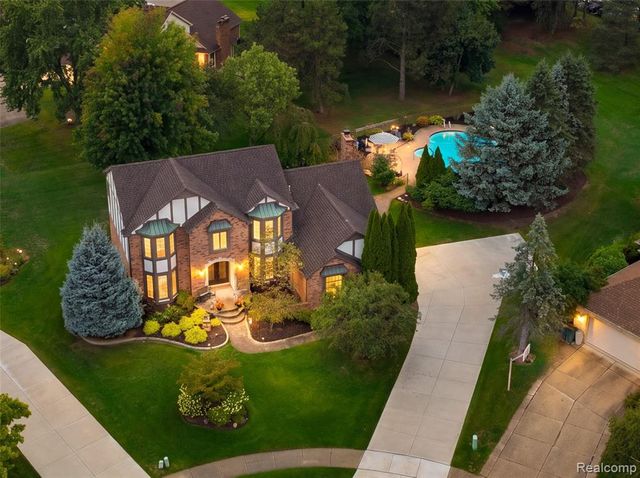 4735 Bentley Drive, Troy, MI 48098