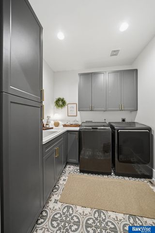 7840 Viburnum Drive, Lincoln, NE 68516