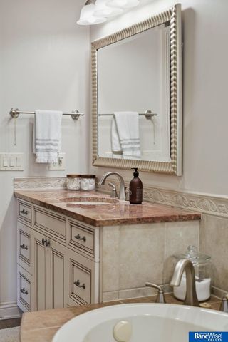 7840 Viburnum Drive, Lincoln, NE 68516