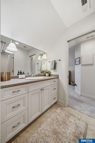 7840 Viburnum Drive, Lincoln, NE 68516