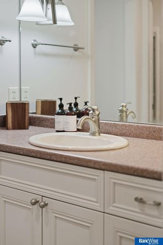 7840 Viburnum Drive, Lincoln, NE 68516