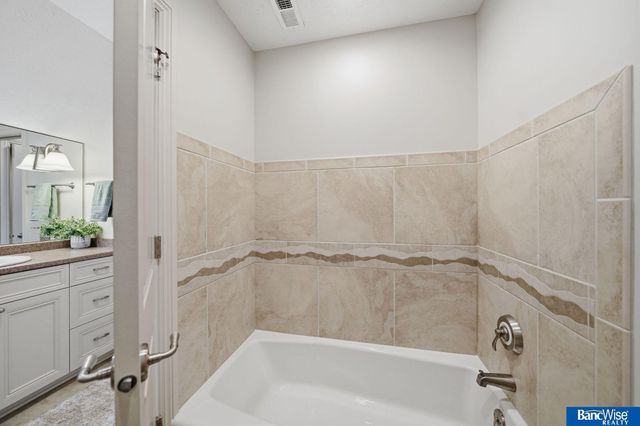7840 Viburnum Drive, Lincoln, NE 68516