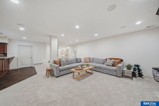 7840 Viburnum Drive, Lincoln, NE 68516