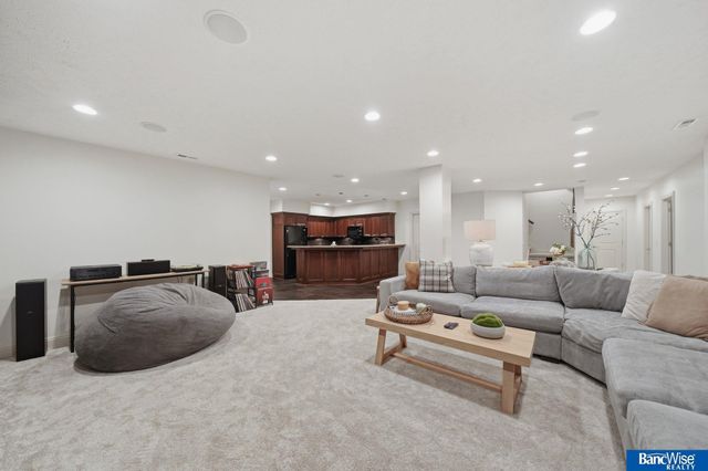 7840 Viburnum Drive, Lincoln, NE 68516