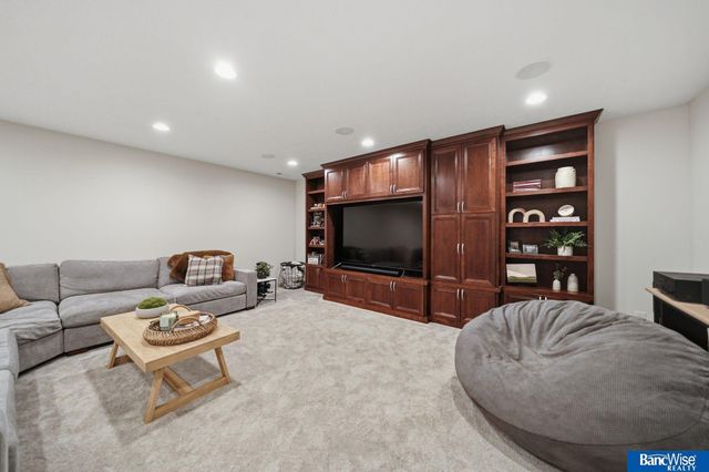 7840 Viburnum Drive, Lincoln, NE 68516