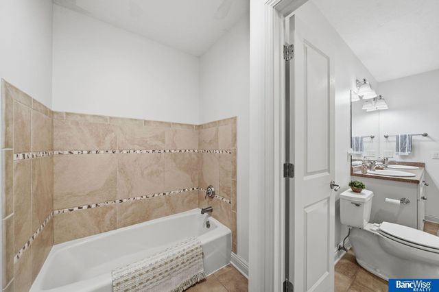 7840 Viburnum Drive, Lincoln, NE 68516