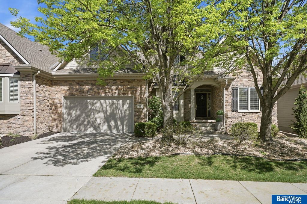 7840 Viburnum Drive, Lincoln, NE 68516