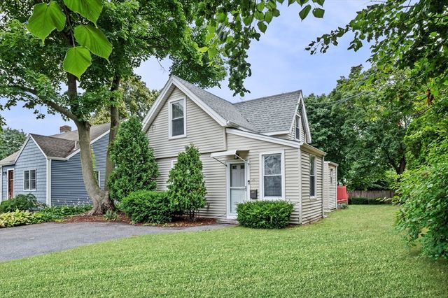 26 Central St, Nahant, MA 01908