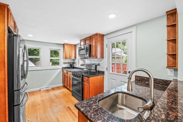 26 Central St, Nahant, MA 01908