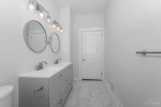 2232 Kemper Lane, Cincinnati, OH 45206