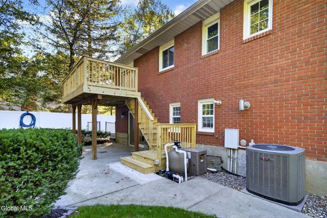 17 Ashley Drive, Colonie, NY 12110