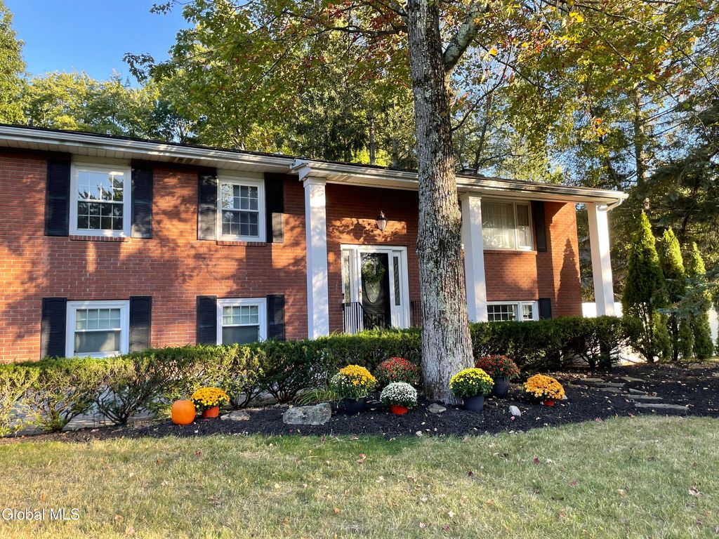 17 Ashley Drive, Colonie, NY 12110