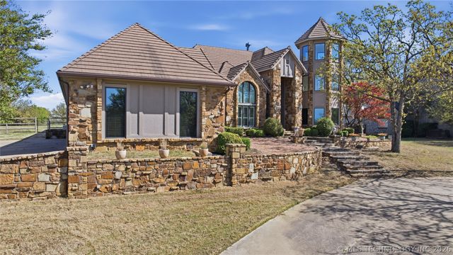 4825 W Oak Leaf Drive, Tulsa, OK 74132