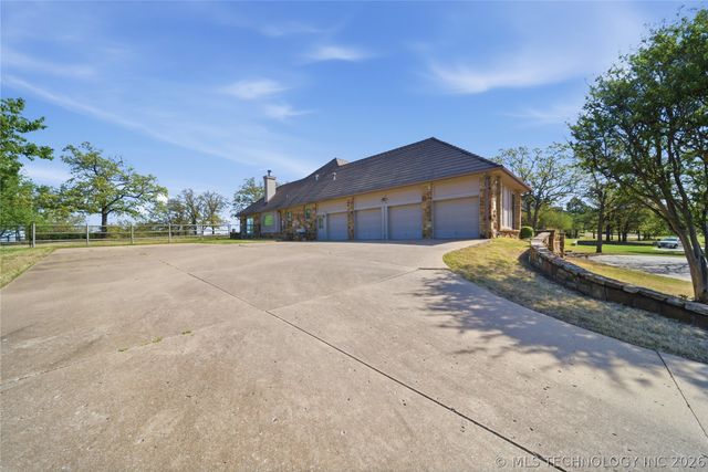 4825 W Oak Leaf Drive, Tulsa, OK 74132