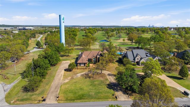 4825 W Oak Leaf Drive, Tulsa, OK 74132