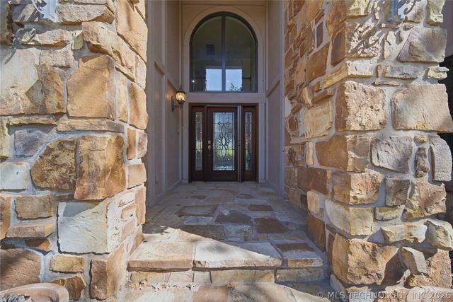 4825 W Oak Leaf Drive, Tulsa, OK 74132