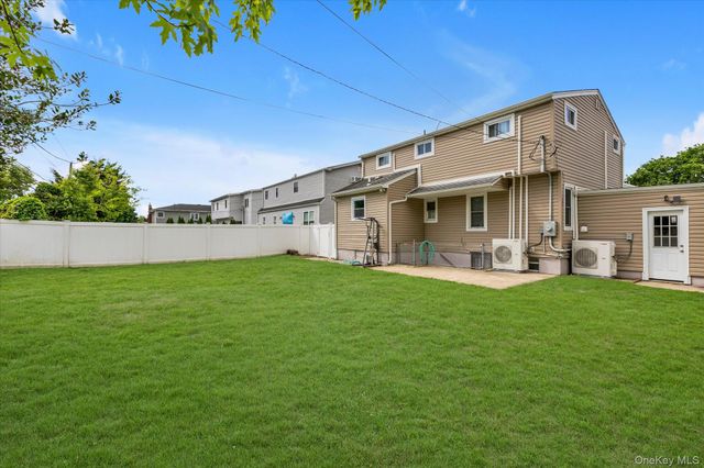 4 Lido Parkway, Lindenhurst, NY 11757