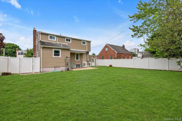 4 Lido Parkway, Lindenhurst, NY 11757