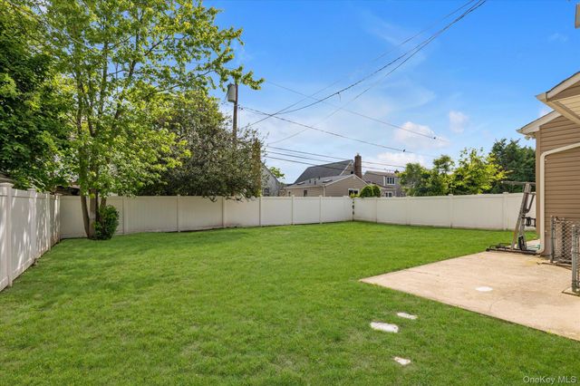 4 Lido Parkway, Lindenhurst, NY 11757