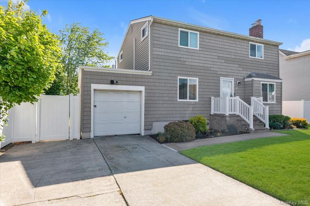 4 Lido Parkway, Lindenhurst, NY 11757